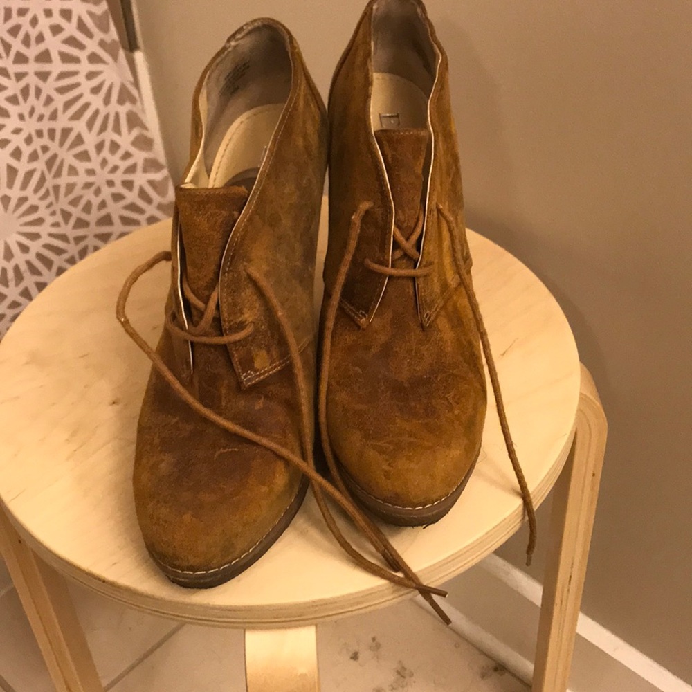 Chukka style boot with high heel